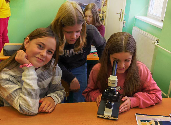 Šesťáci mikroskopovali